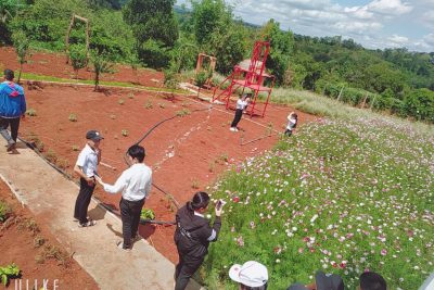 Học sinh lớp 9A cùng BGH nhà trường, GVCN tham gia Trải nghiệm sáng tạo tại mô hình vườn hoa sinh thái lồng ghép nông nghiệp Minh Khanh tại địa bàn xã EaBlang Học sinh lớp 9A cùng BGH nhà trường, GVCN tham gia Trải nghiệm sáng tạo tại mô hình vườn hoa sinh thái lồng ghép nông nghiệp Minh Khanh tại địa bàn xã EaBlang