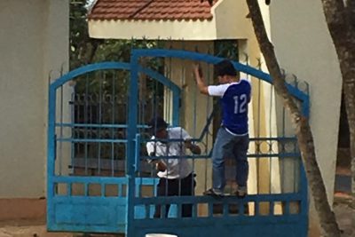 Dọn vệ sinh khuôn viên trường đẩy lùi Covid 19 Dọn vệ sinh khuôn viên trường đẩy lùi Covid 19